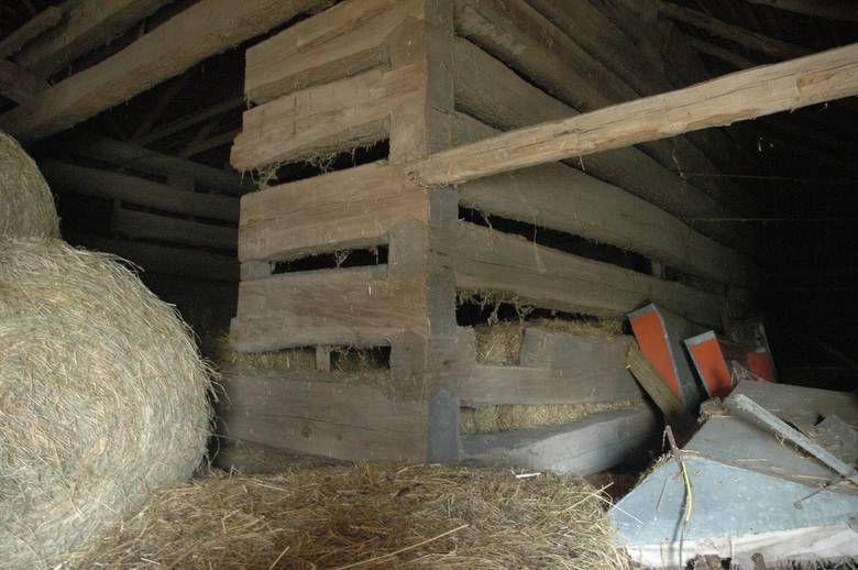 Double Pen Log Barn / 42x70 Bank Barn. Interior and Exterior photos.